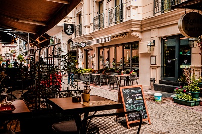 European street showing streetside coffee shops and cafés
